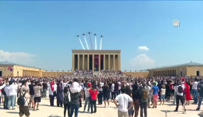 Türk Yıldızları, 30 Ağustos Zafer Bayramı kapsamında Anıtkabir semalarında saygı uçuşu yaptı