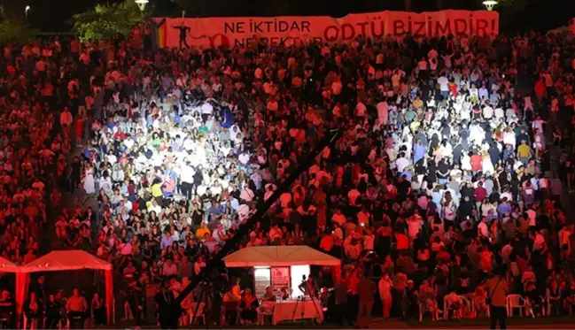 Rektöre sırtlarını dönüp elektrikleri kestiler! ODTÜ'de mezuniyet törenine damga vuran protesto