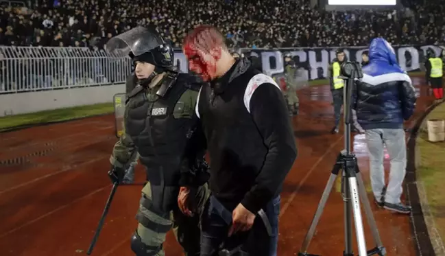 Partizan taraftarları, maç sonu soyunma odasını basıp teknik direktörü dövdü