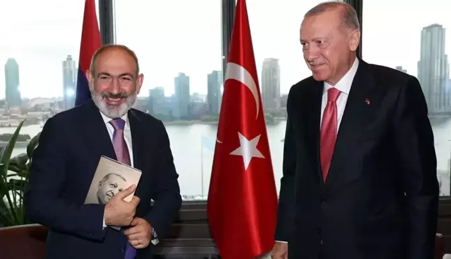 Paşinyan, Cumhurbaşkanı Erdoğan'ın hediye ettiği kitabı bir an olsun bırakmadı