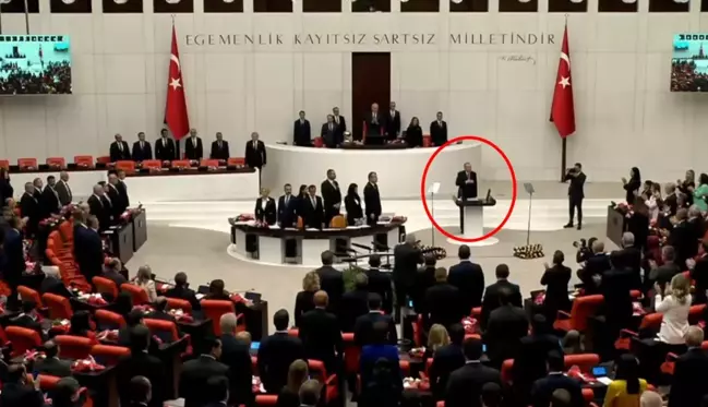 CHP'li vekiller, Cumhurbaşkanı Erdoğan Meclis'e girerken ayağa kalktı ancak alkışlamadı