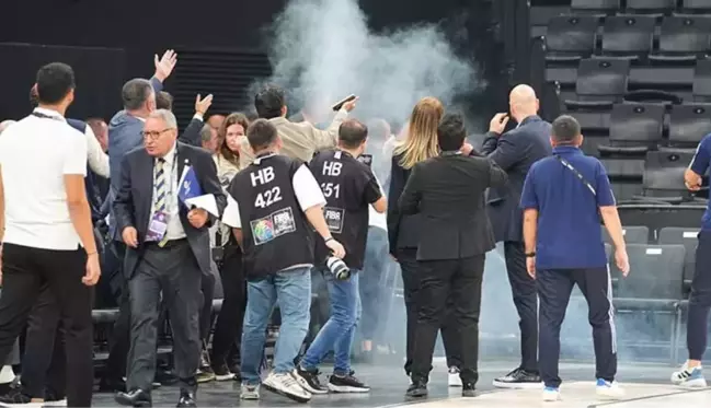 Fenerbahçe Opet-Beşiktaş maçı yaşanan olaylar nedeniyle ertelendi