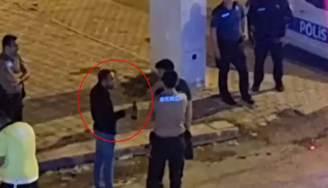 Ceza kesilmesini elinde alkol şişesiyle izledi