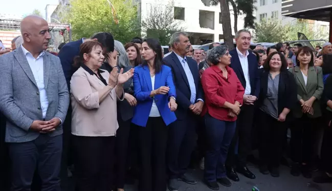 DEM Parti gösterisinde genel başkandan cesaret alan kalabalık PKK sloganları attı, gözaltılar var