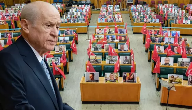 Bahçeli'nin çağrısına tepki gösteren İYİ Parti'de toplantı öncesi tüm sıralara şehit fotoğrafları konuldu