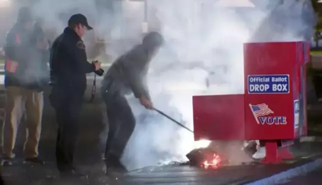 ABD'de oy sandıkları kundaklandı! Polis her yerde saldırganı arıyor