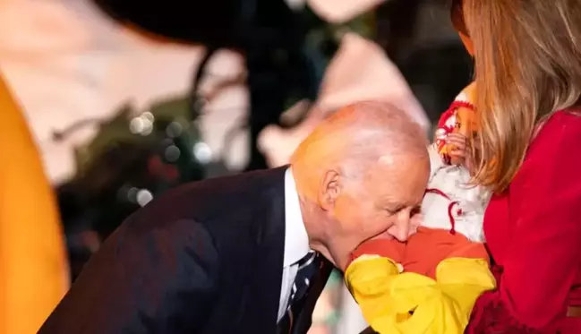 ABD Başkanı Joe Biden Beyaz Saray'ın Cadılar Bayramı partisinde üç bebeği ısırdı