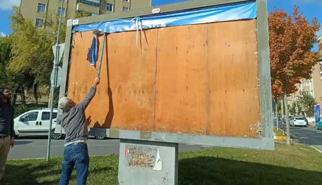 Esenyurt'ta bilboardlardaki Ahmet Özer fotoğrafları ve CHP duyuruları söküldü