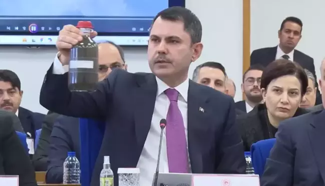 Bakan Kurum yanında getirdiği kirli su ile CHP'lilere sitem etti