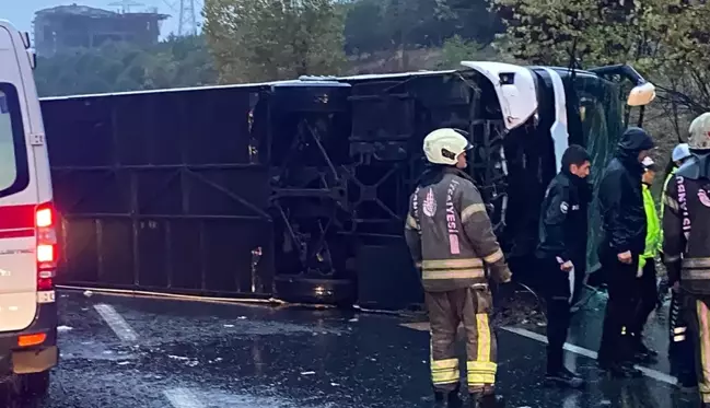 İstanbul'da yolcu otobüsü devrildi: 2 kişi öldü, 15 kişi yaralandı