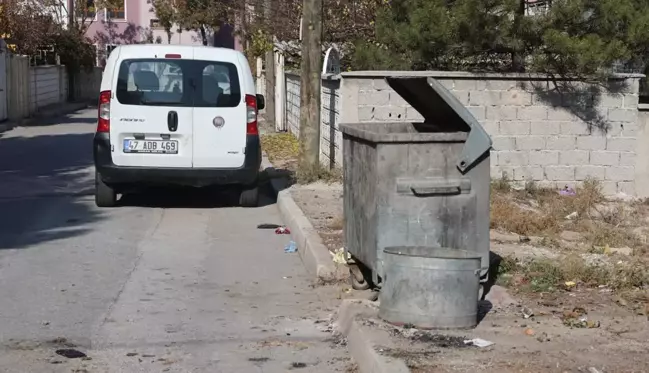 Çöp atmak için elini uzattığı konteynerde yeni doğmuş bebek buldu