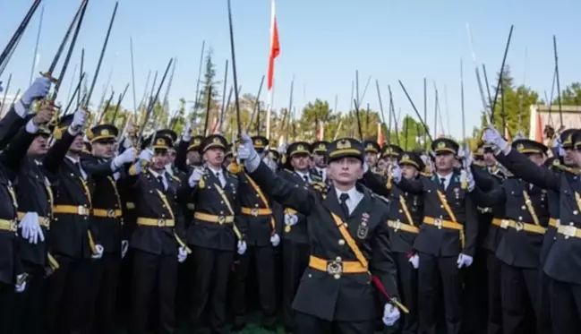 Kılıçlarıyla yemin eden teğmenler için karar günü belli oldu