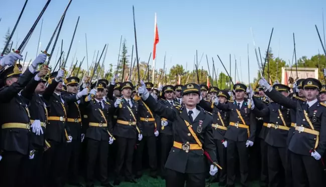 Kılıçlı yemin törenine katılan teğmenlerden ikisi disiplin kuruluna sevk edildi