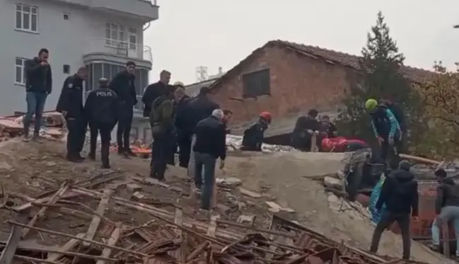 Malatya'da yıkım esnasında göçük! Kepçe operatörü enkaz altında kaldı