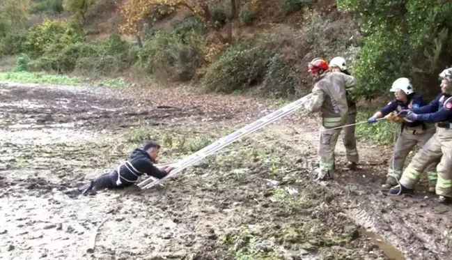 Balık tutmaya giden genç, bataklığa saplanıp kaldı