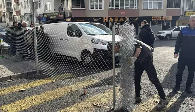 Tapulu arazisi olduğunu iddia ettiği sokak girişini tel örgüyle kapattı