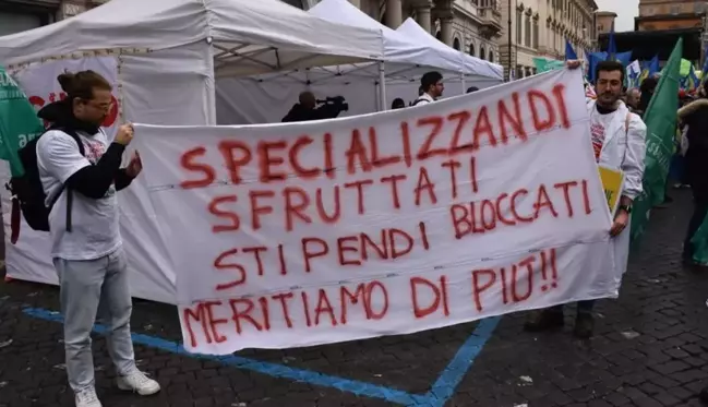 İtalya'da sağlık çalışanları, yetersiz maaş ve kötü çalışma koşullarını protesto etmek için greve gitti