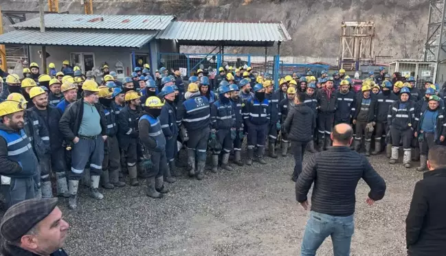 TÜRK-İŞ yönetimi, kendilerini yerin altına kapatan madencilerin dayanışma eylemine katıldı