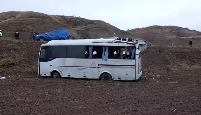 Çankırı'da cenazeye giden midibüs şarampole devrildi: 29 yaralı