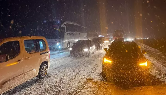 Bolu'da kar esareti! Otoyol ulaşıma kapandı