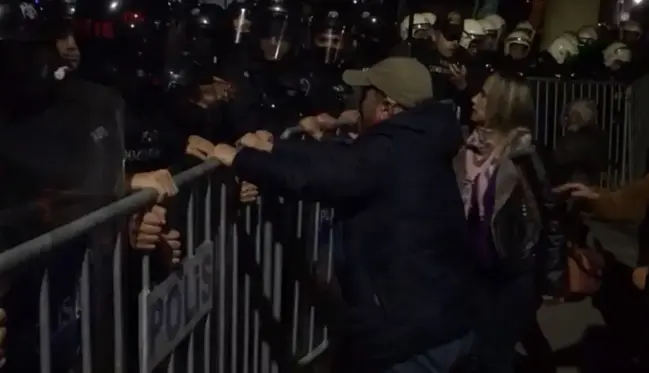 Tunceli'de kayyum gerginliği! Polis barikatını aşmak istediler