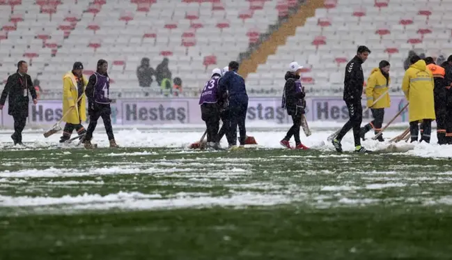 Sivasspor-Kasımpaşa maçı kar yağışı nedeniyle geç başladı