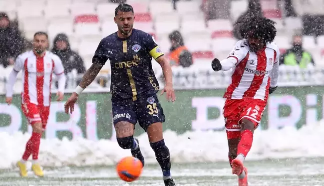 Sivasspor ve Kasımpaşa, yoğun kar yağışı altında 0-0 berabere kaldı