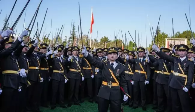 Ordudan ihraçları istenen teğmenlerin komutanı görevden alındı