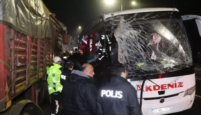 Denizli'de yolcu otobüsü TIR'a çarptı: 1 kişi öldü, 20 kişi yaralandı