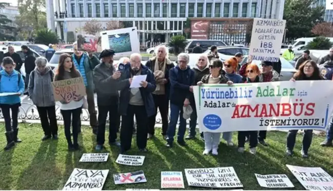 İBB önünde 'azmanbüs' protestosu: Can güvenliğimizi tehlikeye atıyor