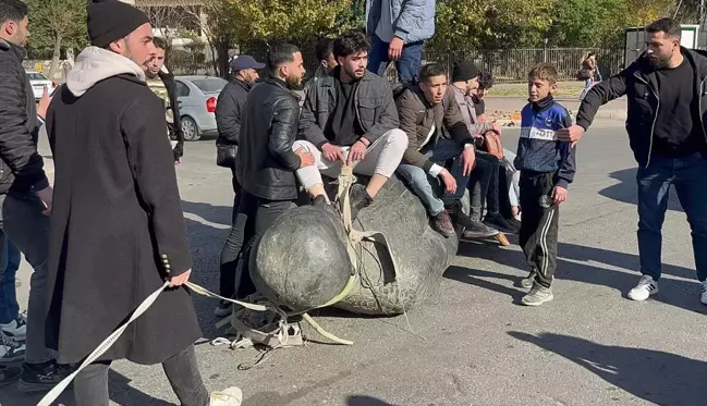 Hafız Esad'ın heykeli Emevi Meydanı'nda sürüklendi