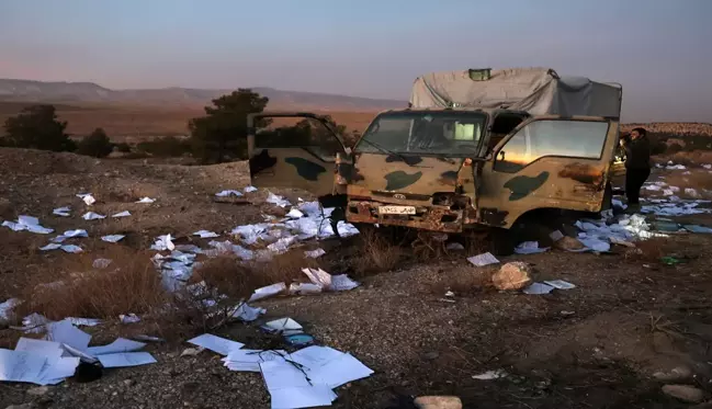 Esad rejimine ait binlerce sayfa askeri evrak yol kenarında bulundu