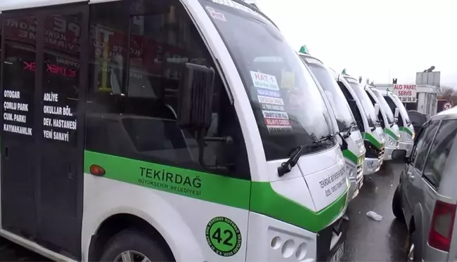 Onlarca minibüsü belediyenin kapısına terk ettiler