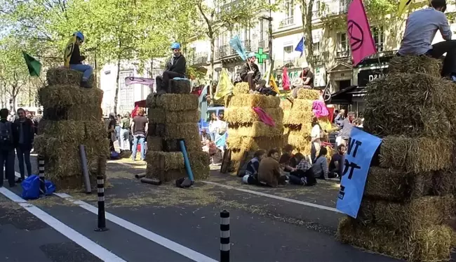 Fransa'da iklim aktivistleri cumhurbaşkanı adaylarını protesto etti