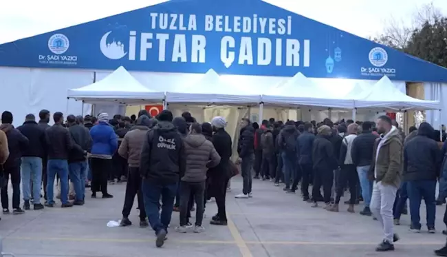 Tuzla Belediyesi'nin Kırıkhan ve Tuzla'daki çadırlarında ilk iftar yapıldı