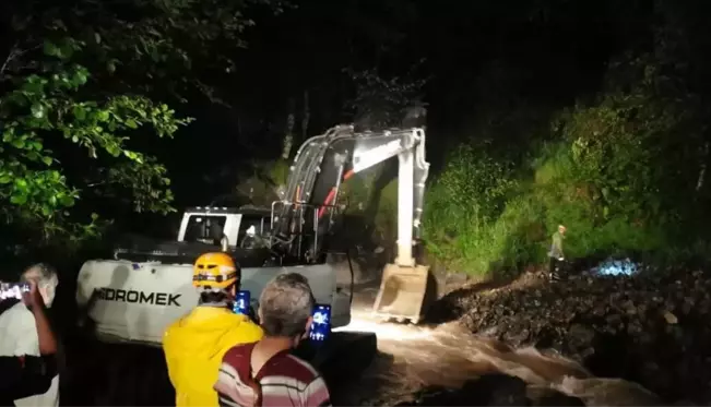 Kalkandere ilçesinde çay bahçesinde mahsur kalan 2 kişi kurtarıldı