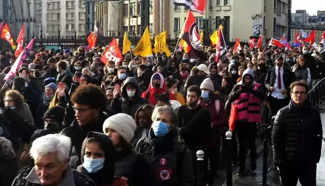 Fransa'da ırkçı cumhurbaşkanı adayı Zemmour, Paris'te protesto edildi