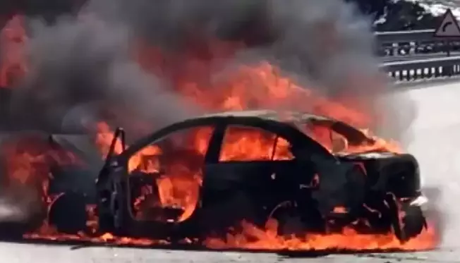 Kaza sonrası alev topuna dönen otomobilden karı-koca son anda kurtarıldı