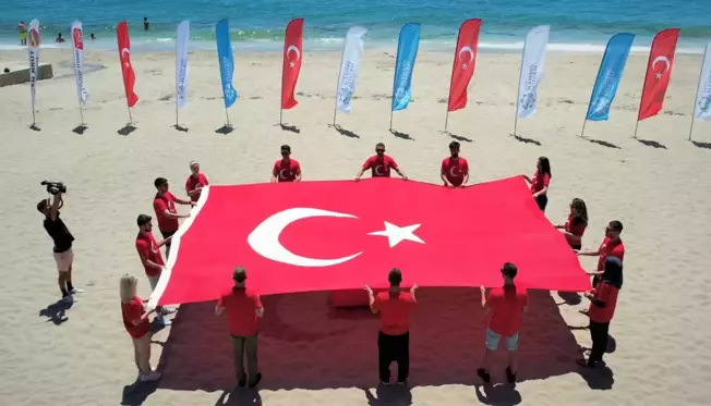 Alanya'da öğrenciler yamaç paraşütü atlayışıyla 15 Temmuz şehitlerini andı