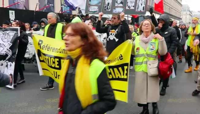 Sarı Yelekliler Paris sokaklarında: Macron'a protesto