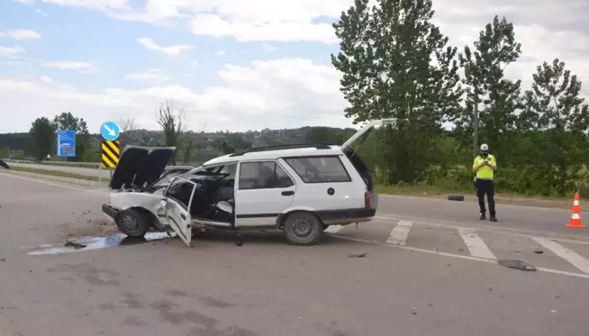 Sinop'ta iki otomobilin çarpıştığı kazada LPG tankı yola fırladı: 3 yaralı