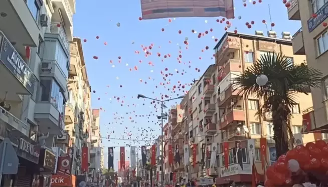 İzmir'de Cumhuriyet coşkusu: 5 bin balon aynı anda gökyüzüne bırakıldı