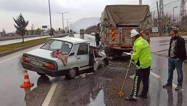 Otomobilin kamyona çarpma anı kameraya yansıdı