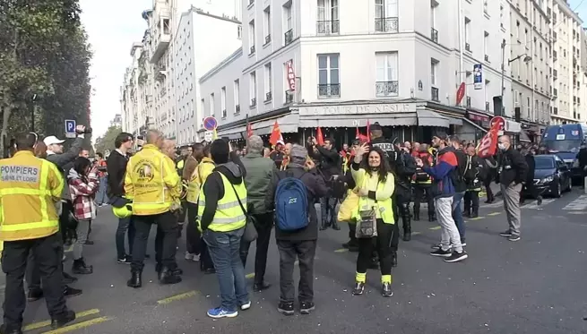 Paris'te yüzlerce öfkeli itfaiyeciden, ses ve sis bombalı protesto gösterisi