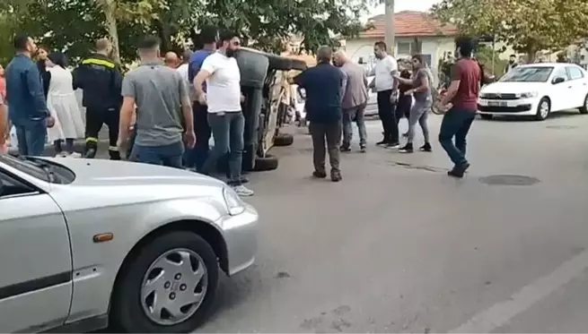 Takla atarak yan yatan hafif ticari aracı vatandaşlar düzeltti