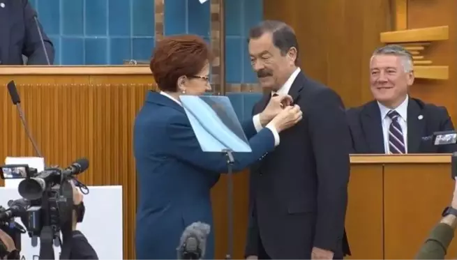 Eski Maliye Bakanı Lütfullah Kayalar, İYİ Parti'ye katıldı! Rozetini bizzat Meral Akşener taktı