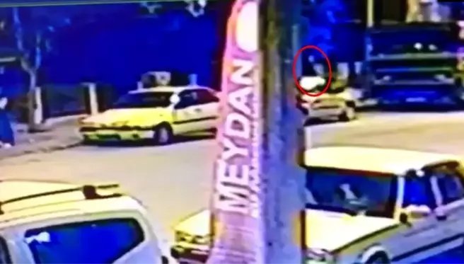 Kaldırımda yürürken 3 metre yükseklikten bahçeye düştü