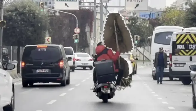 Beyoğlu'nda motosiklet üstünde çelenkli yolculuk kamerada