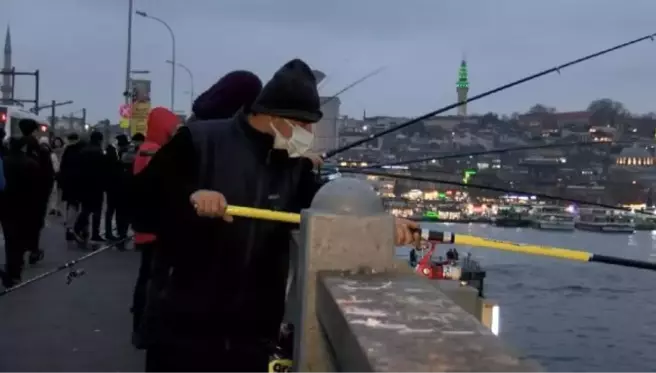 GALATA KÖPRÜSÜ'NDE YENİ YILA BALIK TUTARAK GİRECEKLER