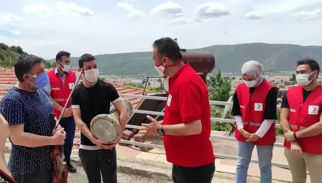 Kızılay'ın yardımına keman ve darbukalı teşekkür